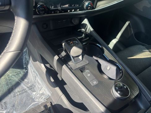 Used 2025 Nissan Rogue SV image 43