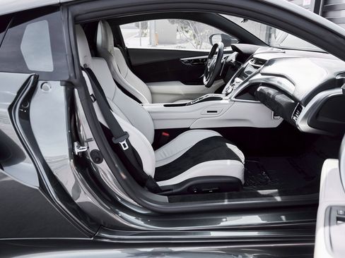 Used 2017 Acura NSX image 31