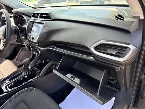 Used 2021 Chevrolet TrailBlazer LS w/ LPO, Blackout Package FWD image 34