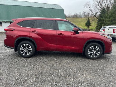 Used 2020 Toyota Highlander XLE AWD/4WD image 4