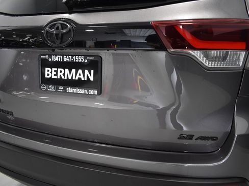 Used 2019 Toyota Highlander SE w/ Nightshade Edition AWD/4WD image 12