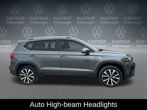 Used 2023 Volkswagen Taos SE w/ Panoramic Sunroof Package FWD image 8