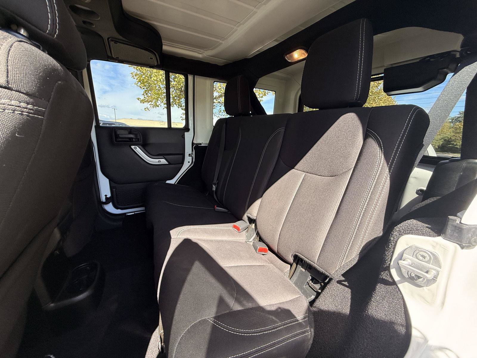 Used 2018 Jeep Wrangler Unlimited Sahara w/ Connectivity Group AWD/4WD image 17