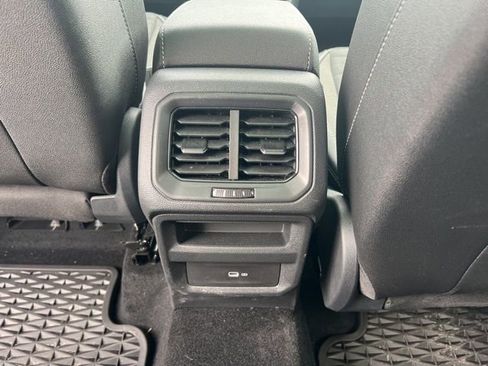 Used 2025 Volkswagen Taos SE image 9