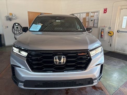 Certified 2025 Honda Pilot TrailSport image 6