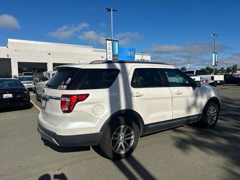 Used 2017 Ford Explorer XLT w/ Equipment Group 202A FWD image 3