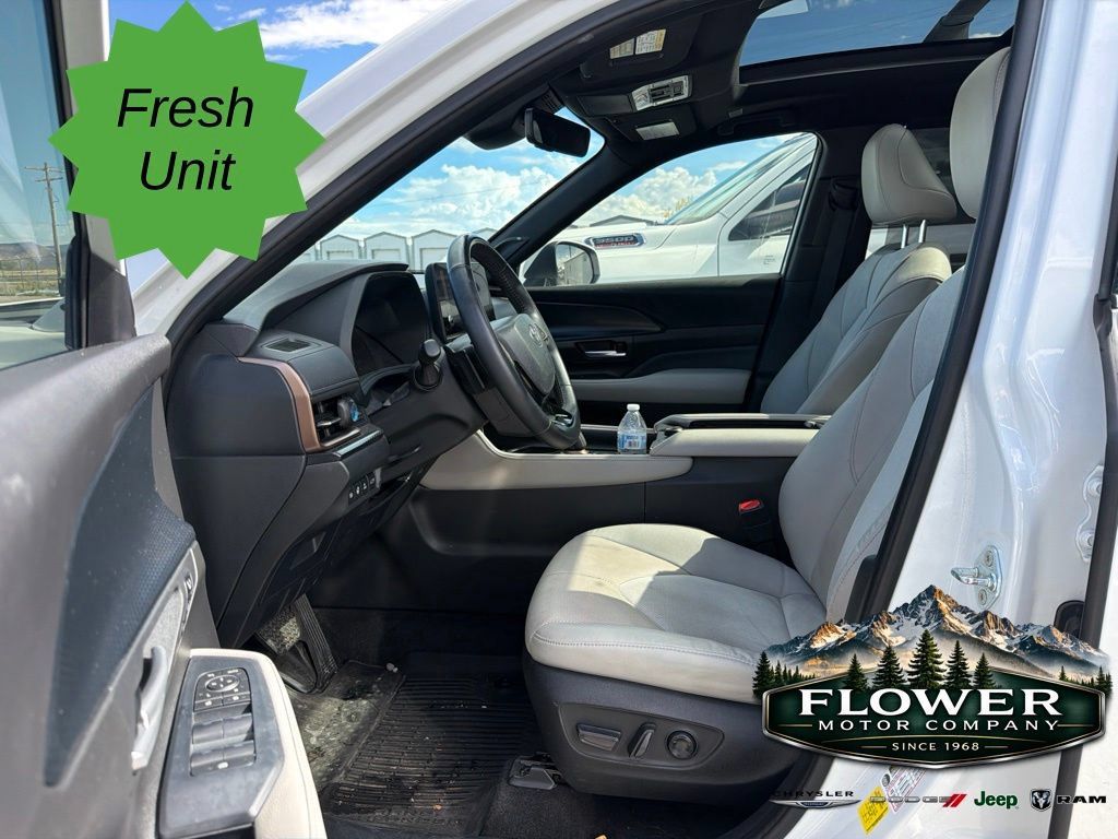 Used 2024 Toyota Grand Highlander AWD Hybrid image 11