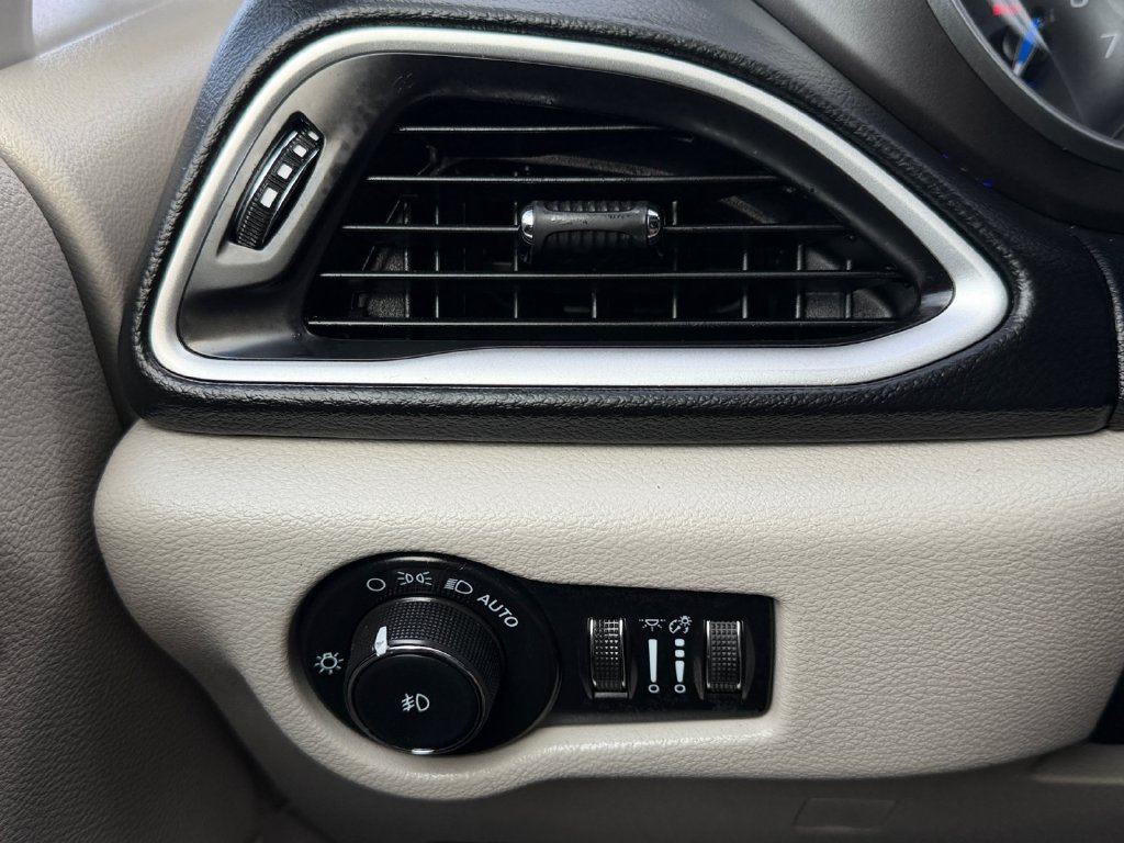 Used 2022 Chrysler Pacifica Touring-L FWD image 25