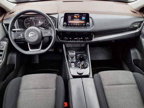 Used 2021 Nissan Rogue SV image 3