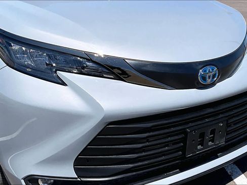 Used 2024 Toyota Sienna XLE Woodland Edition image 30