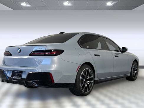 Used 2023 BMW 740i image 8