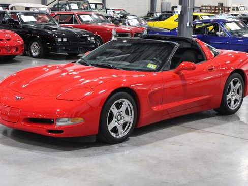 Used 1999 Chevrolet Corvette Coupe w/ Memory Pkg RWD image 2