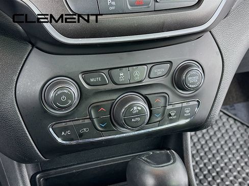 Used 2019 Jeep Cherokee Trailhawk w/ Cold Weather Group AWD/4WD image 22