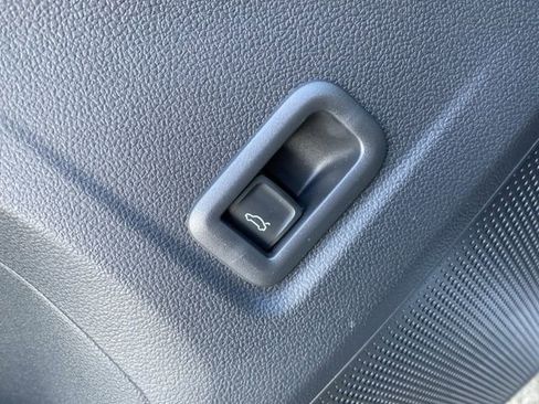 New 2025 Volkswagen Tiguan SE image 25