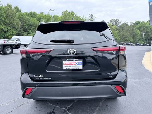 Used 2025 Toyota Highlander LE FWD image 8