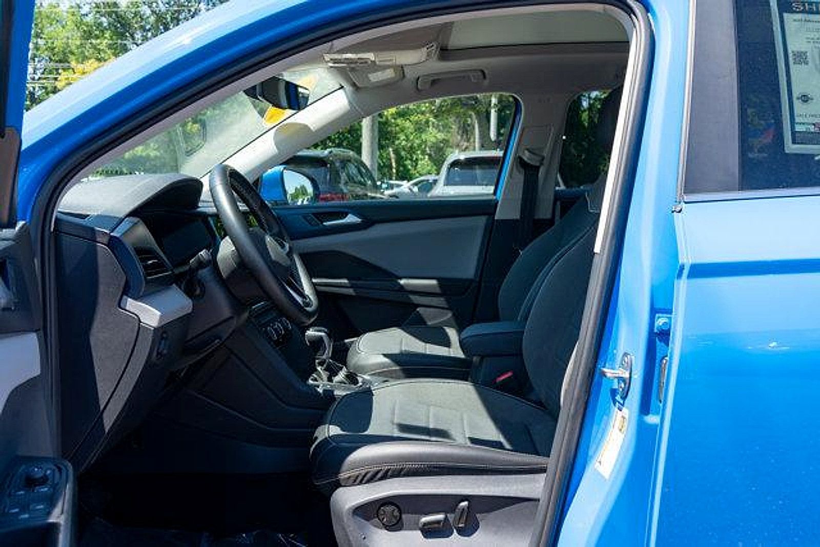 Certified 2023 Volkswagen Taos SE w/ Panoramic Sunroof Package AWD/4WD image 8