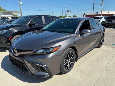 Used 2022 Toyota Camry SE w/ Convenience Package image 1