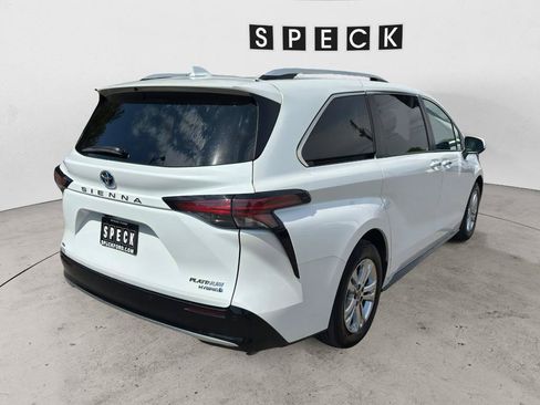 Used 2023 Toyota Sienna Platinum AWD/4WD image 5