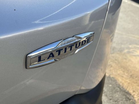 Used 2017 Jeep Renegade Latitude FWD image 8