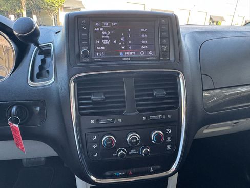 Used 2019 Dodge Grand Caravan SE w/ UConnect Hands-Free Group FWD image 7