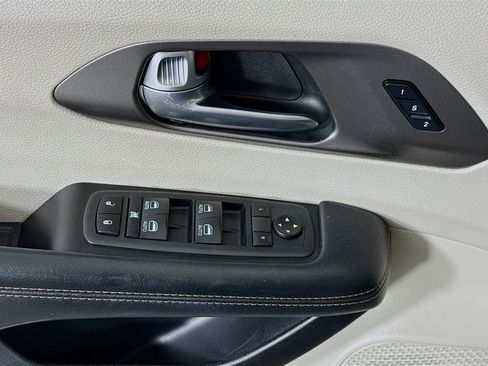 Used 2020 Chrysler Pacifica Touring-L Plus FWD image 24
