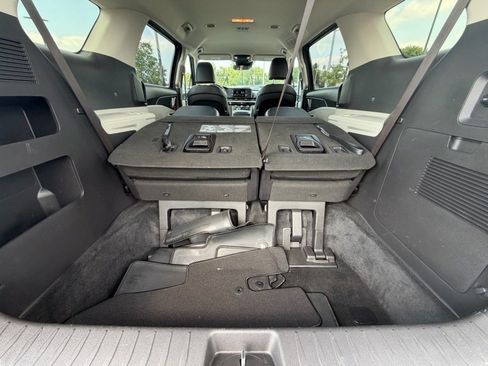 Used 2023 Kia Carnival LX FWD image 5