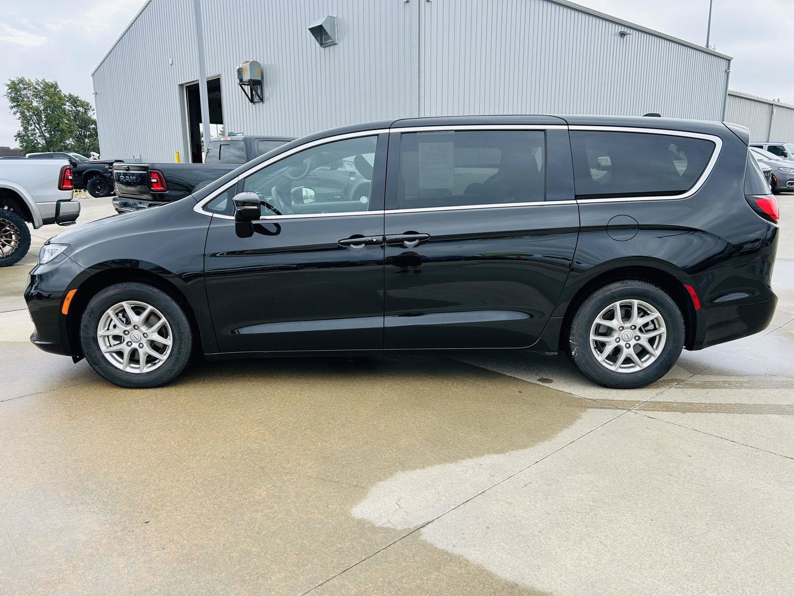 Used 2025 Chrysler Pacifica Select FWD image 36