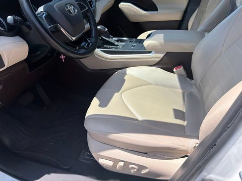 Used 2021 Toyota Highlander XLE FWD image 7