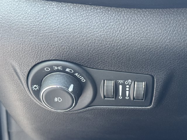 Used 2025 Jeep Compass Limited AWD/4WD image 24