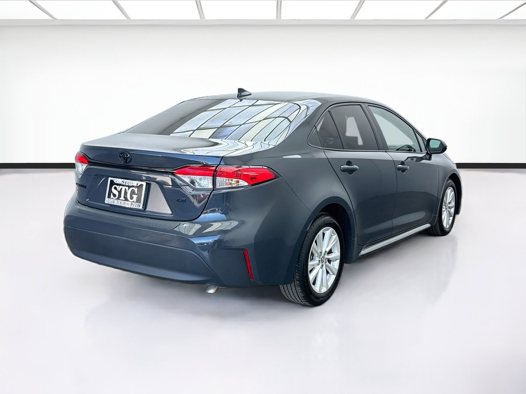 Used 2025 Toyota Corolla LE w/ LE Premium Package FWD image 4