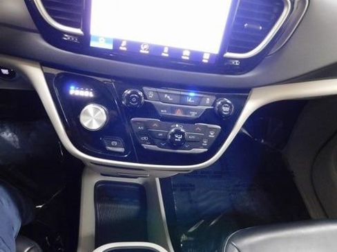 Used 2023 Chrysler Pacifica Touring-L image 30