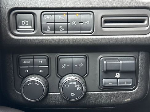 Used 2021 Chevrolet Suburban Z71 w/ Z71 Signature Package image 13