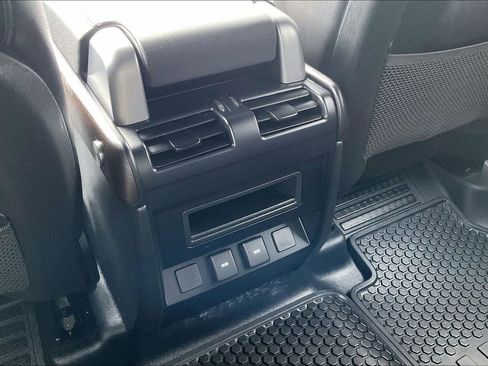 Used 2023 Land Rover Defender 110 X-Dynamic SE image 32