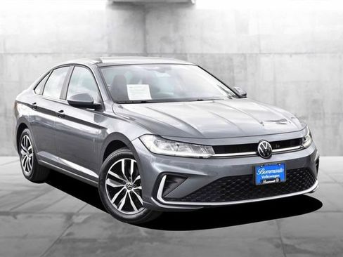 Used 2025 Volkswagen Jetta SE FWD image 2