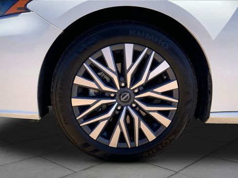 Used 2025 Nissan Altima 2.5 SV FWD image 11