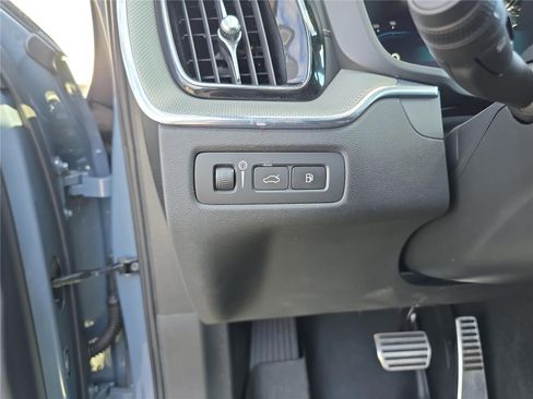 Used 2022 Volvo XC60 T8 R-Design image 33