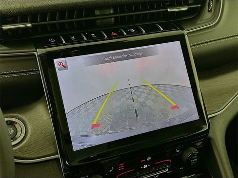 Used 2024 Jeep Grand Cherokee Limited w/ Black Appearance Package image 17