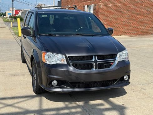 Used 2017 Dodge Grand Caravan SXT w/ Rear Park Assist Package FWD image 3