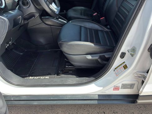 Used 2019 Nissan Kicks SR w/ SR Premium Package FWD image 13