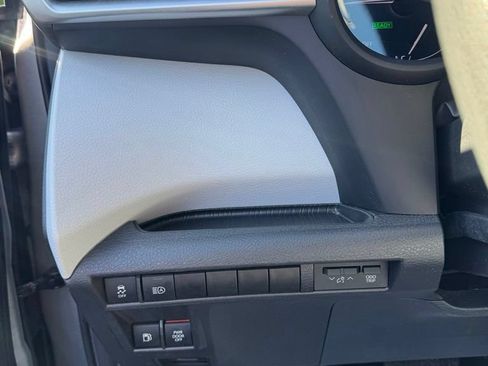 Used 2025 Toyota Sienna LE FWD image 19