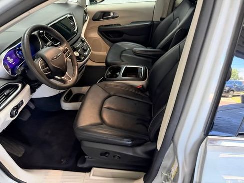 Used 2024 Chrysler Pacifica Touring-L FWD image 13
