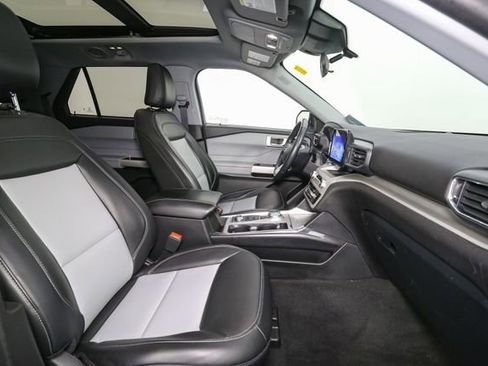Used 2023 Ford Explorer XLT w/ Equipment Group 202A AWD/4WD image 17