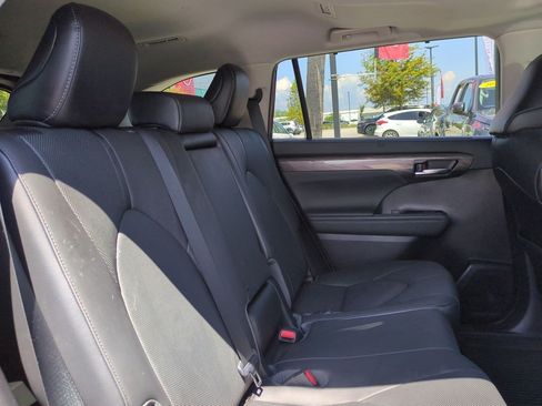 Used 2021 Toyota Highlander Limited FWD image 40