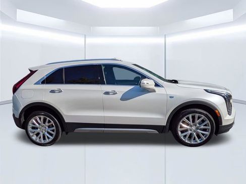 Used 2022 Cadillac XT4 Premium Luxury w/ Technology Package AWD/4WD image 3