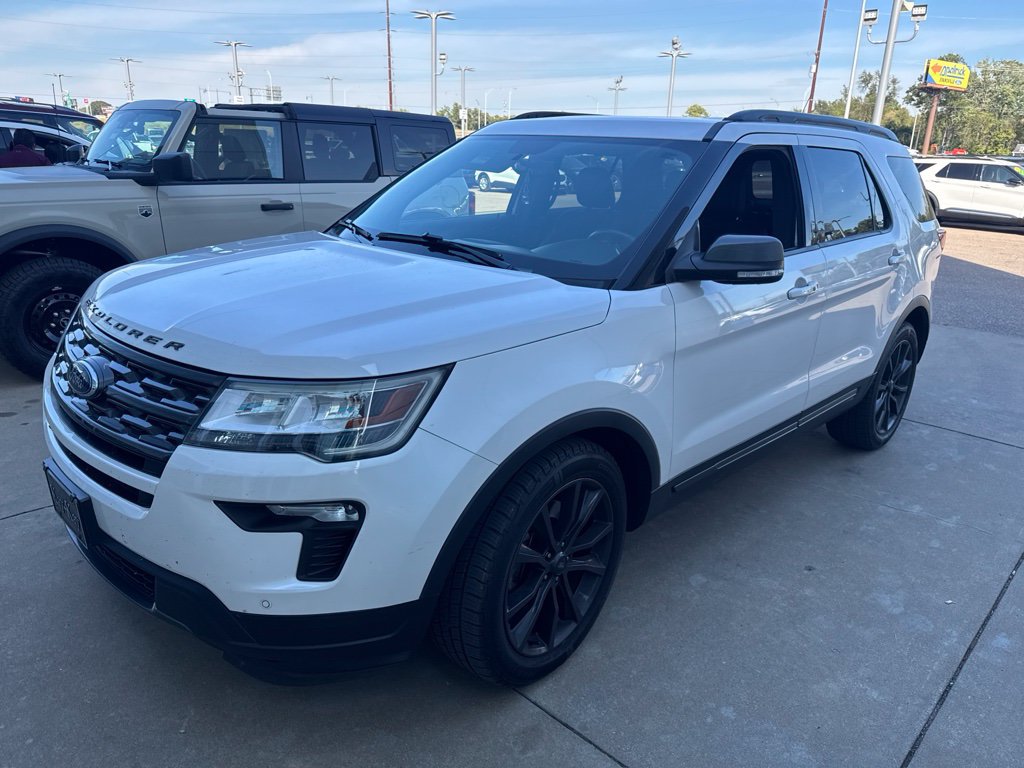 Used 2018 Ford Explorer XLT w/ Equipment Group 202A FWD image 4