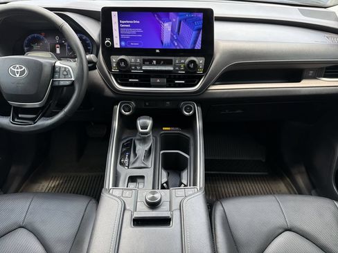 Used 2024 Toyota Grand Highlander AWD image 16
