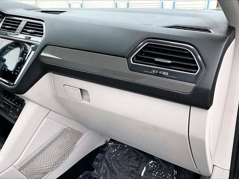 Used 2022 Volkswagen Tiguan SE image 36