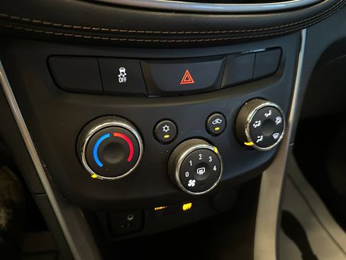 Used 2022 Chevrolet Trax LT w/ Midnight Edition AWD/4WD image 15