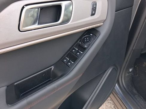 Used 2025 Ford Explorer Active RWD image 13