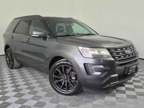 Used 2017 Ford Explorer XLT w/ Equipment Group 202A FWD image 1